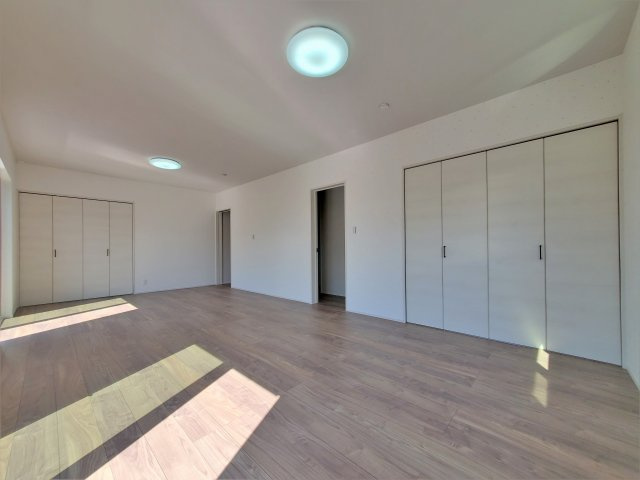 宮崎市恒久第1-1棟（1号棟）の洋室|落ち着いた色調の洋室です。