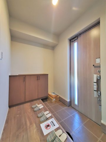 宮崎市恒久第1-1棟（1号棟）の玄関|玄関からも明るい光が入ります。