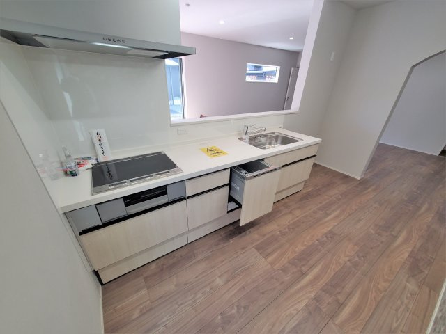 宮崎市恒久第1-1棟（1号棟）のダイニング|料理がはかどる嬉しいグリル付き三口コンロ。