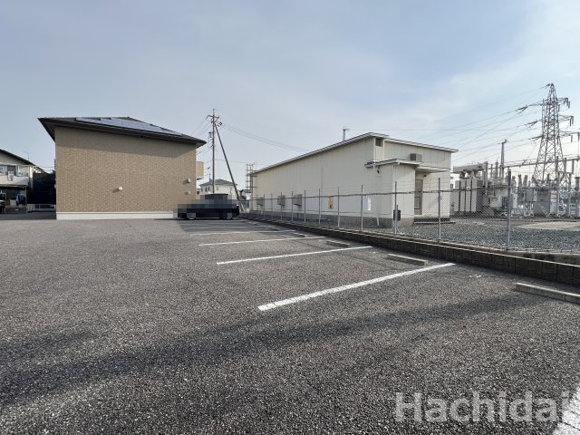 カーミー・呉竹の駐車場