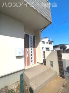 【玄関】 | 大垣市墨俣町墨俣！プラント6の南側リフォーム済み中古住宅登場です♪お車スペース3台可能！カーポート付 | 大垣市墨俣町墨俣！プラント6の南側リフォーム済み中古住宅登場です♪お車スペース3台可能！カーポート付き！