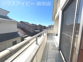 【バルコニー】 | 大垣市墨俣町墨俣！プラント6の南側リフォーム済み中古住宅登場です♪お車スペース3台可能！カーポート付 | 大垣市墨俣町墨俣！プラント6の南側リフォーム済み中古住宅登場です♪お車スペース3台可能！カーポート付き！