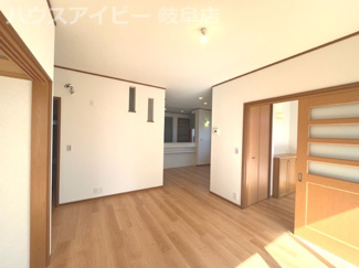 【居間・リビング】 | 大垣市墨俣町墨俣！プラント6の南側リフォーム済み中古住宅登場です♪お車スペース3台可能！カーポート付 | 大垣市墨俣町墨俣！プラント6の南側リフォーム済み中古住宅登場です♪お車スペース3台可能！カーポート付き！
