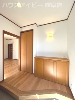 【玄関】 | 大垣市墨俣町墨俣！プラント6の南側リフォーム済み中古住宅登場です♪お車スペース3台可能！カーポート付 | 大垣市墨俣町墨俣！プラント6の南側リフォーム済み中古住宅登場です♪お車スペース3台可能！カーポート付き！