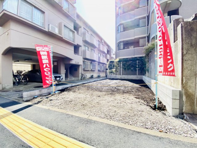 【前面道路含む現地写真】 | ☆湘南台駅徒歩７分の好立地☆仲介手数料不要！藤沢市湘南台４丁目 | しっかりした歩道完備の通りに面した物件です。湘南台駅まで徒歩７分の立地、コンビニ・スーパー・公園なども近隣にございます♪