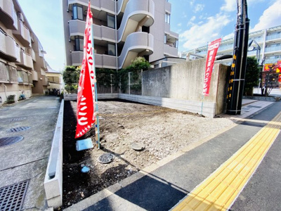 【前面道路含む現地写真】 | ☆湘南台駅徒歩７分の好立地☆仲介手数料不要！藤沢市湘南台４丁目 | しっかりした歩道完備の通りに面した物件です。湘南台駅まで徒歩７分の立地、コンビニ・スーパー・公園なども近隣にございます♪