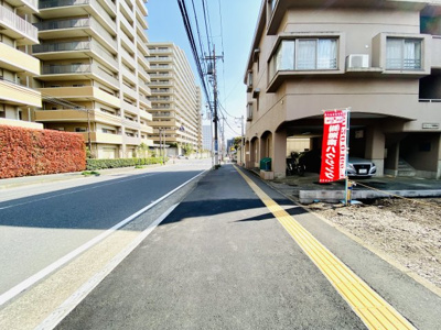 【前面道路含む現地写真】 | ☆湘南台駅徒歩７分の好立地☆仲介手数料不要！藤沢市湘南台４丁目 | しっかりした歩道完備の通りに面した物件です。湘南台駅まで徒歩７分の立地、コンビニ・スーパー・公園なども近隣にございます♪