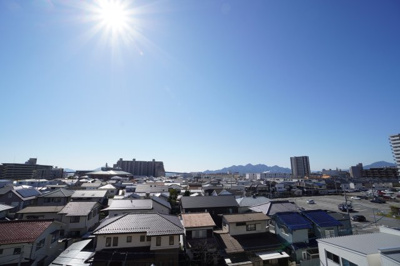 【展望】 | 楽々園豊栄ハイツ（リノベ済） | 【四季を感じる】
四季の移ろい・爽やかな青空や風を感じられ
自然を愉しめるパノラマビュー。
毎日の暮らしに余裕を感じさせてくれる、
遮る物の無い開放的な眺望を是非、ご堪能ください。