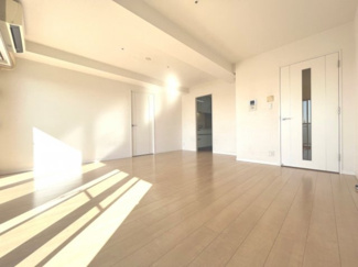 【外観】 | バルコニー側はほぼガラスのため日の光がよく入ります。２重サッシで防音性にも優れています。