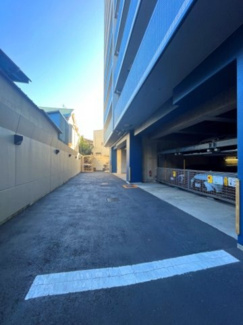 【駐車場】 | 敷地内の機械式駐車場。バイク置き場もございます。