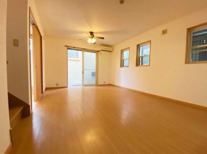 小田原市国府津　中古戸建の居間・リビング|ゆったり過ごせるリビングです