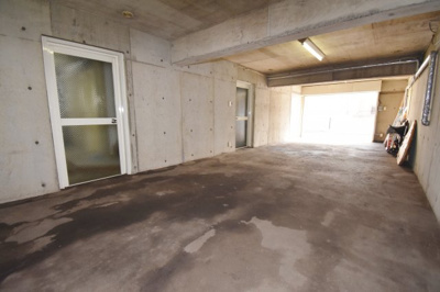 【駐車場】 | 西野3条6丁目　中古戸建 | 1階駐車スペース（高さ1840㎜）