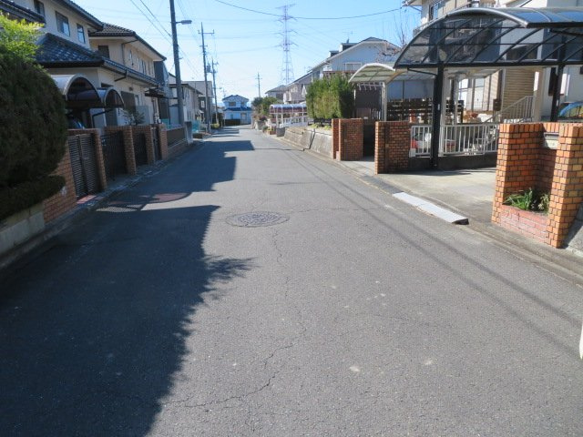 高崎市吉井町南陽台　中古560の前面道路含む現地写真