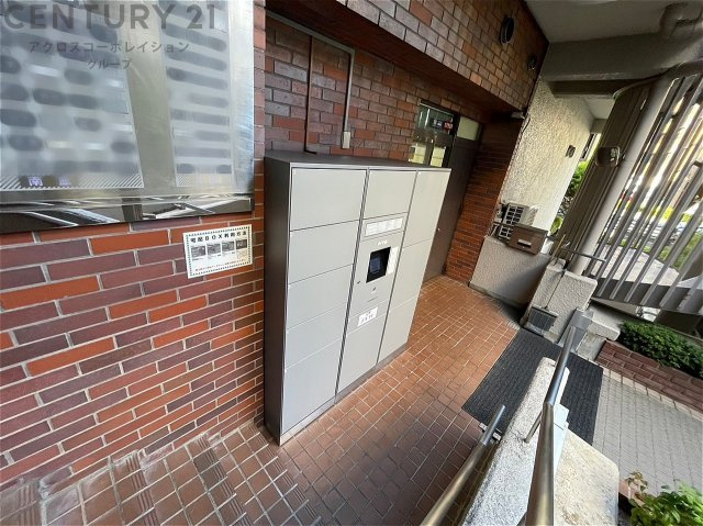 宅配ボックスは荷物の受け取りや配達が便利で安全です。不在時でも荷物が確保され、盗難や損傷のリスクが減少。受け取り時間の柔軟性が向上。外出先からでも荷物の受け取りや預けが可能となります。
