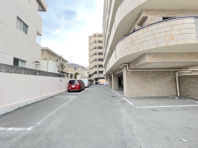 朝日プラザ小戸リバージュの駐車場