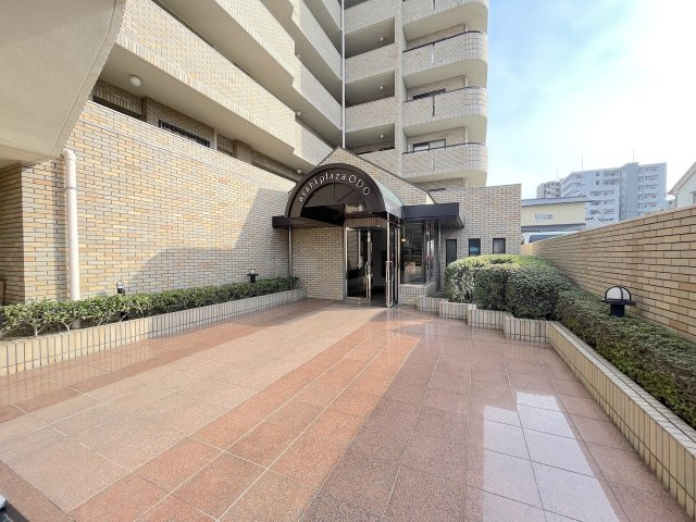 朝日プラザ小戸リバージュのエントランス