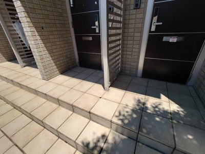 【エントランス】 | ルミエール岩橋 B棟