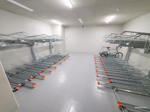 プレジオ鎗屋町 仲介手数料無料の駐車場