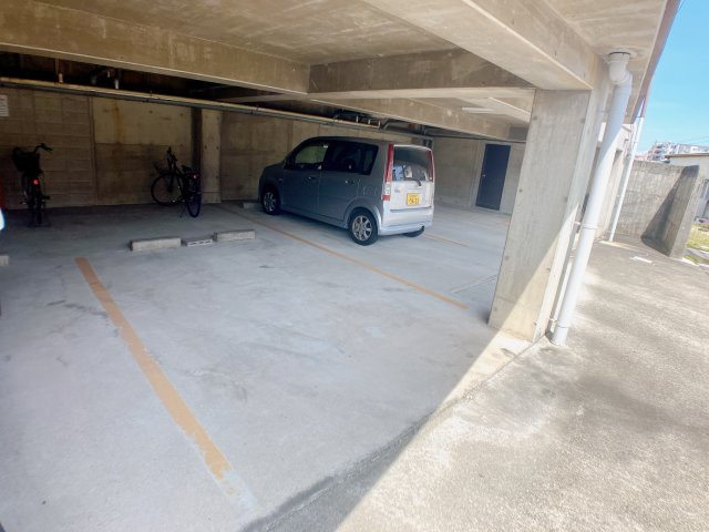 パークサイドヒルズの駐車場