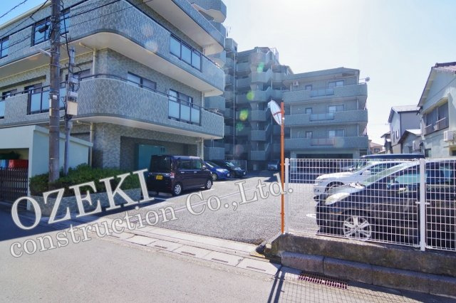 ライオンズマンション越谷南の駐車場