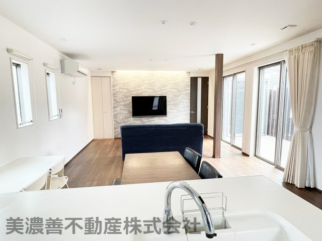 ６０３９１　岐阜市黒野中古戸建ての居間・リビング