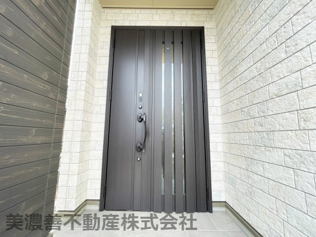 ６０３９１　岐阜市黒野中古戸建ての玄関