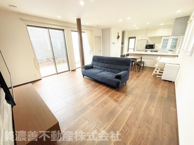 ６０３９１　岐阜市黒野中古戸建ての居間・リビング