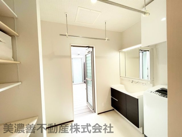 ６０３９１　岐阜市黒野中古戸建ての洗面所