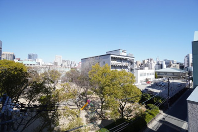 【展望】 | 国泰寺パークホームズ（リフォーム済） | 【眺望】
都会の超ど真ん中はハズですが、写真のような景色は奇跡としか言いようがないですね。
昼間は、市役所の方から、近隣にお勤めの方のオアシスとなっています。
タクシーの運転手さんもよく利用されてます