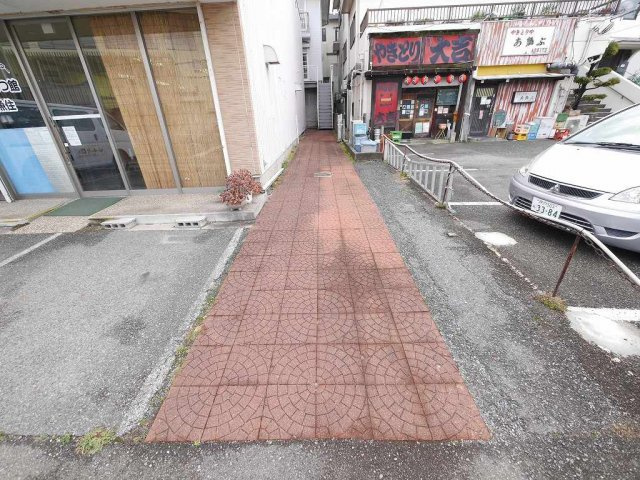 錦が丘貸家の駐車場|2台分のスペース（サイズ現地要確認）