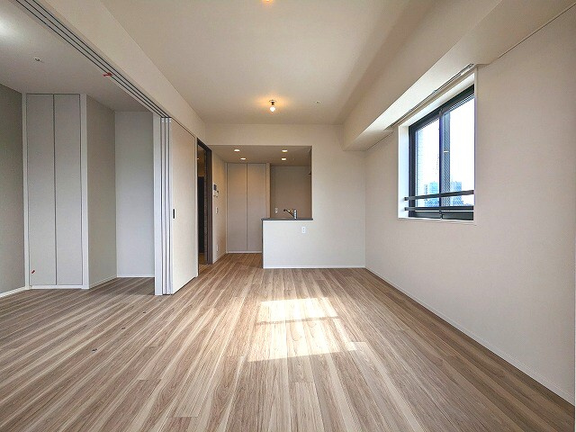 プライムアーバン浅草田原町の設備|リビングは南向きの窓付きで明るく開放感ある空間です