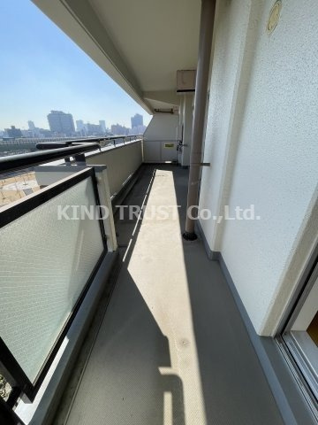 さざなみプラザ22号棟のバルコニー|暖かな日差しのふりそそぐバルコニー