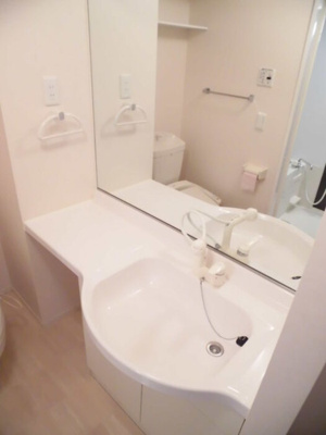 【独立洗面台】 | ブリエヴェール都 | 独立洗面台、小物を置くことができて便利です