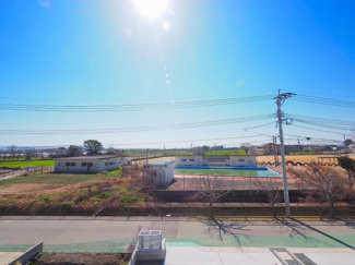 【展望】 | 【穏やかな街並みの眺望】
バルコニーから見える穏やかな街並み
爽やかな風と柔らかく降り注ぐ陽光を感じて頂けます。心地良い開放感が暮らしにゆとりと充足感をもたらします