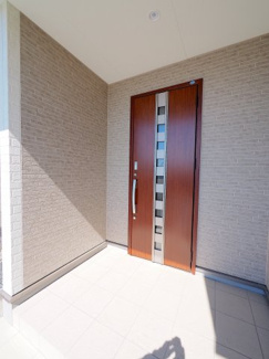 【エントランス】 | 【エントランス】
玄関ドアはお洒落な色を採用
日々の帰宅も今とは違う空間に