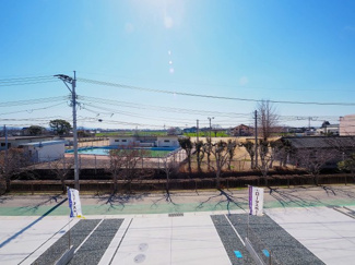 【展望】 | 【穏やかな街並みの眺望】
バルコニーから見える穏やかな街並み
爽やかな風と柔らかく降り注ぐ陽光を感じて頂けます。心地良い開放感が暮らしにゆとりと充足感をもたらします