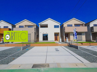 【駐車場】 | 【駐車スペース】
日々の暮らしにマイカーが必要。そんな方は物件の購入条件に駐車場は必須です。通勤に、家族のお迎えに、お買物に、おでかけに、クルマライフを楽しみたい方に。