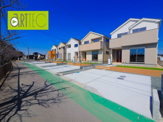 【前面道路含む現地写真】 | 【前面道路】
前面道路は毎日の駐車の出し入れで大事なポイントです！
車種によっても便利・不便がありますのでご確認ください♪