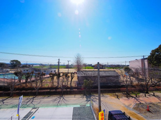 【展望】 | 【穏やかな街並みの眺望】
バルコニーから見える穏やかな街並み
爽やかな風と柔らかく降り注ぐ陽光を感じて頂けます。心地良い開放感が暮らしにゆとりと充足感をもたらします