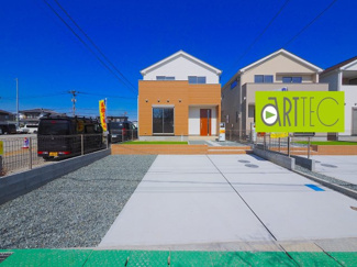 【駐車場】 | 【駐車スペース】
日々の暮らしにマイカーが必要。そんな方は物件の購入条件に駐車場は必須です。通勤に、家族のお迎えに、お買物に、おでかけに、クルマライフを楽しみたい方に。