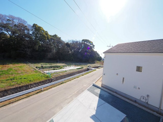 【展望】 | 【穏やかな街並みの眺望】
バルコニーから見える穏やかな街並み
爽やかな風と柔らかく降り注ぐ陽光を感じて頂けます。心地良い開放感が暮らしにゆとりと充足感をもたらします