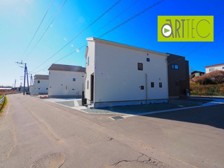 【前面道路含む現地写真】 | 【前面道路】
前面道路は毎日の駐車の出し入れで大事なポイントです！
車種によっても便利・不便がありますのでご確認ください♪