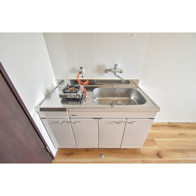 コル・クラージュ【キャッシュバック対象物件】のキッチン|コンパクトなキッチンで掃除もラクラク