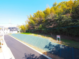 【展望】 | 【バルコニーからの眺望】
緑豊かな住宅地に建つ新築住宅
南側がひらけた陽光溢れる新築です♪