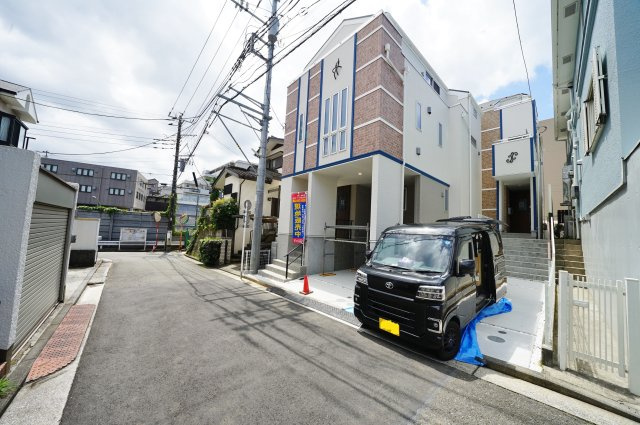 【横浜市保土ケ谷新桜ヶ丘１丁目6-17新築戸建て１号棟】★仲介手数料無料★（藤塚小学校・橘中学校）の前面道路含む現地写真|約4.5ｍの道路に面しています。車庫入れもしやすそうです