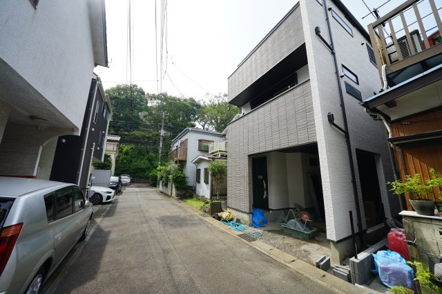 【保土ケ谷区川島町1522-6新築戸建て】★仲介手数料無料★（川島小学校・西谷中学校）の前面道路含む現地写真|周辺は落ち着いた雰囲気の住宅街です