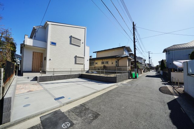 【保土ケ谷区新桜ヶ丘１丁目7-12新築戸建て】（藤塚小学校・橘中学校）の前面道路含む現地写真|西側約4.5ｍの公道に面しています