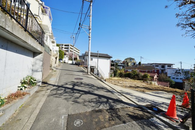 【保土ケ谷桜ヶ丘２丁目11-5新築戸建てＢ号棟】（桜台小学校・岩崎中学校）の前面道路含む現地写真|第一種低層住居専用地域の閑静な住宅街