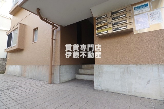 ドミール小田井のエントランス