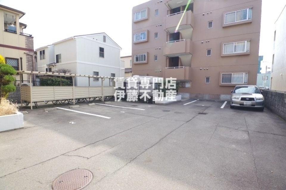 ドミール小田井の駐車場
